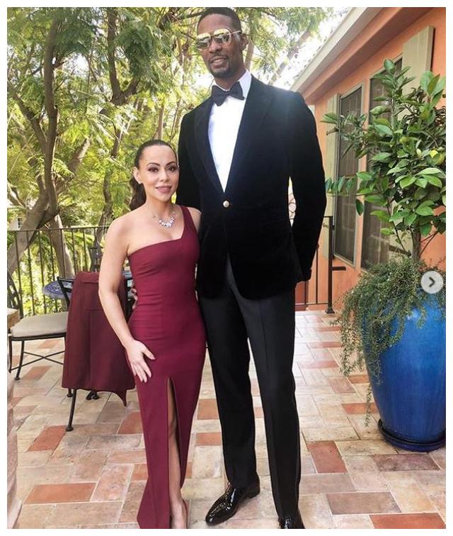 退役生活好,波什秀妻子恩爱照,5个儿女幸福美满