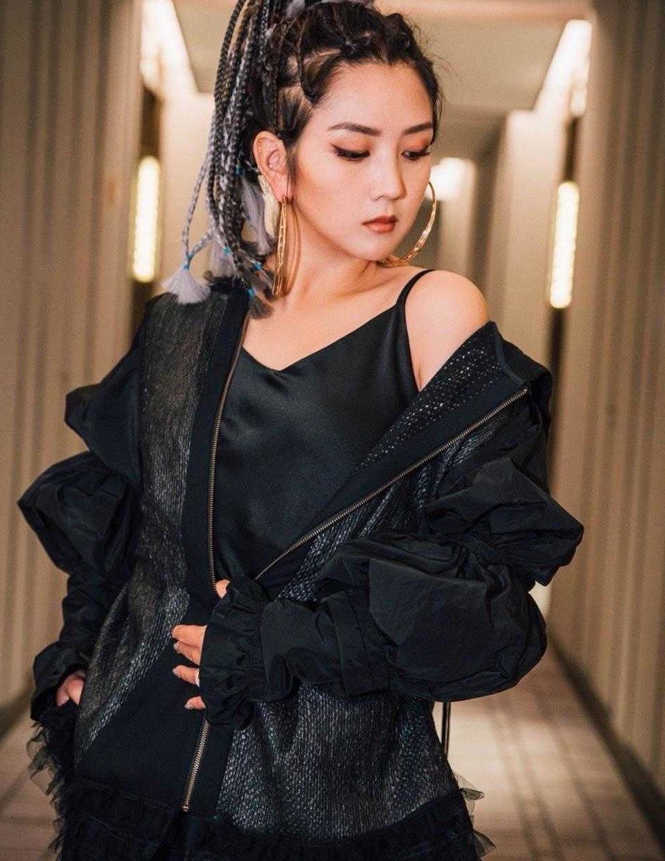 何洁扎脏辫太a了一身黑色穿搭配金靴气质招摇又吸睛