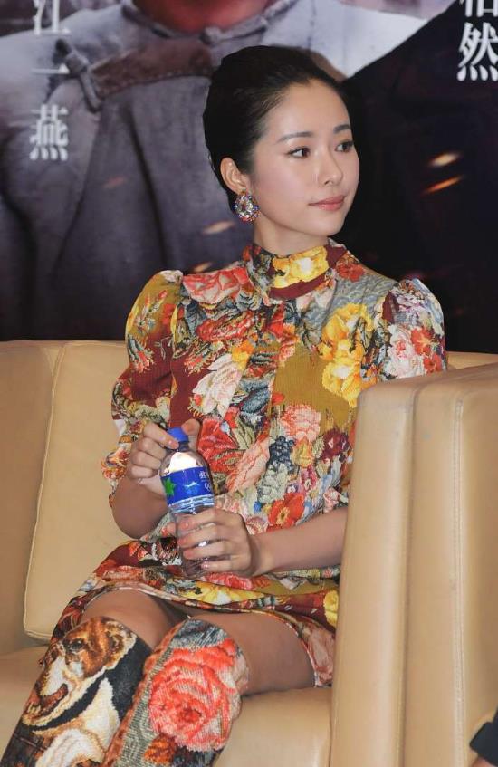 终于懂得江一燕的美,就算穿的衣服图案很奇怪,也能穿出优雅美感