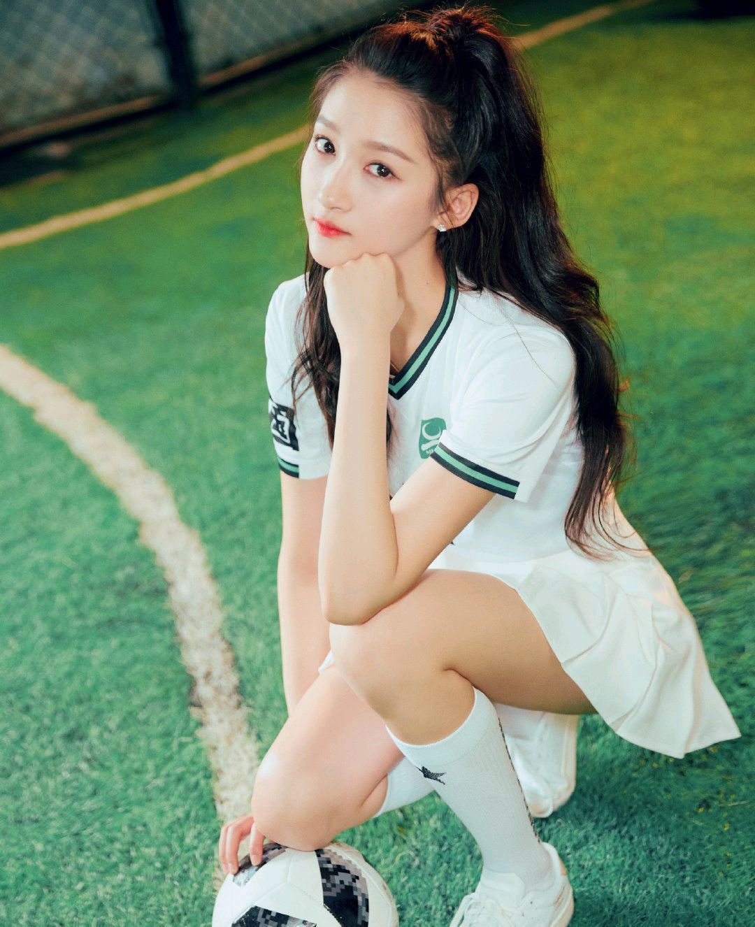 关晓彤化身0号足球宝贝女神范十足太秀美