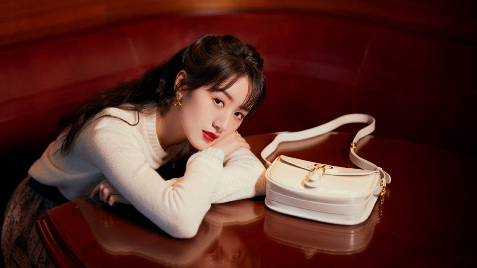 袁冰妍星河圣诞风写真,青春撩人汇聚一身