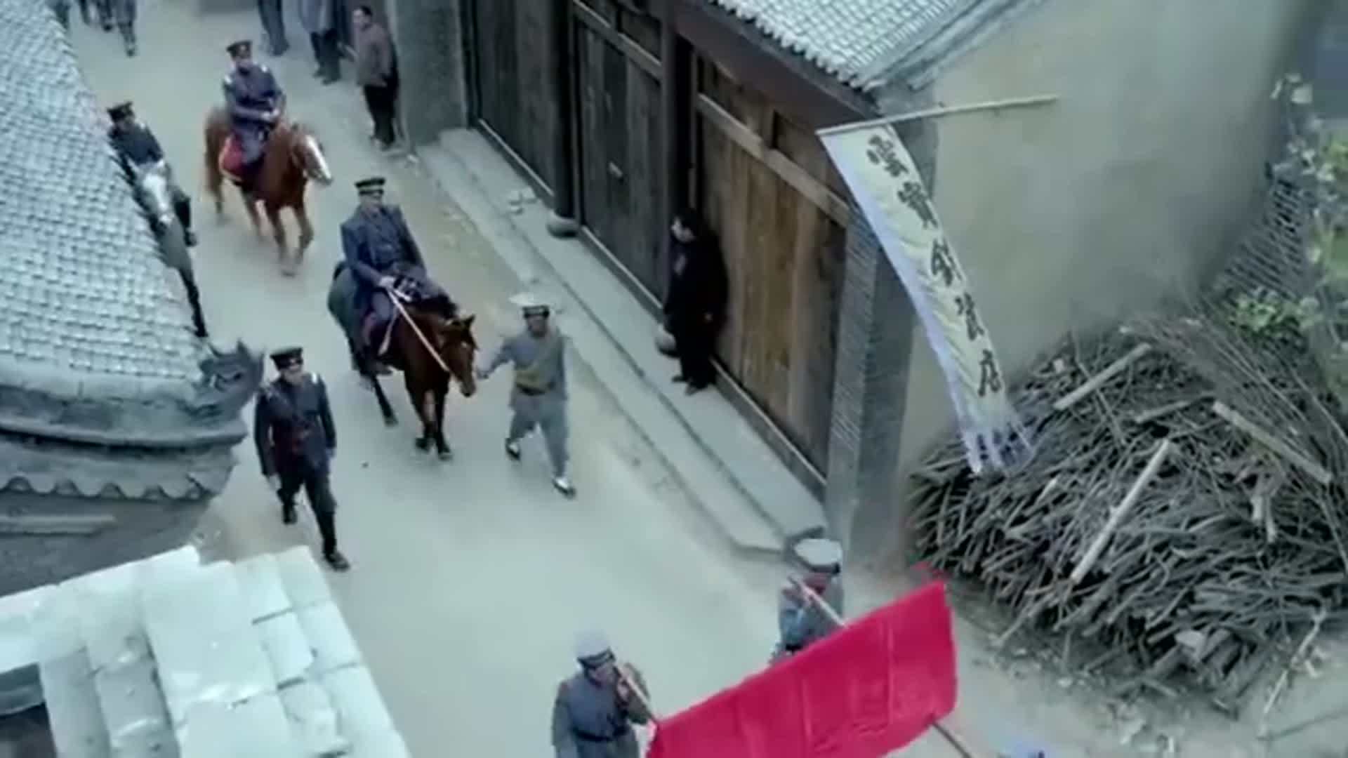 柴旅长带着大队兵马围堵贺家,还送了块匾额,看着不安好心!_新浪新闻