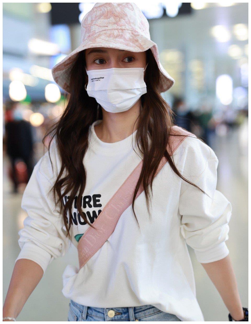 angelababy杨颖穿白色t恤搭配牛仔裤身材纤细玲珑少女感十足