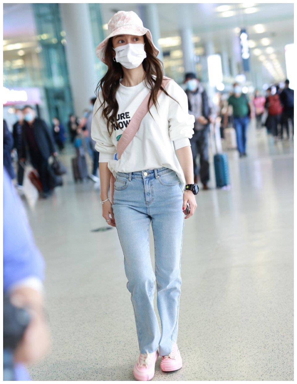 angelababy杨颖穿白色t恤搭配牛仔裤身材纤细玲珑少女感十足