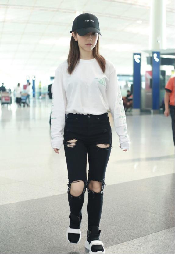 邓紫棋气场不一般 穿普通白衣黑裤也很炫 看气势不像157cm
