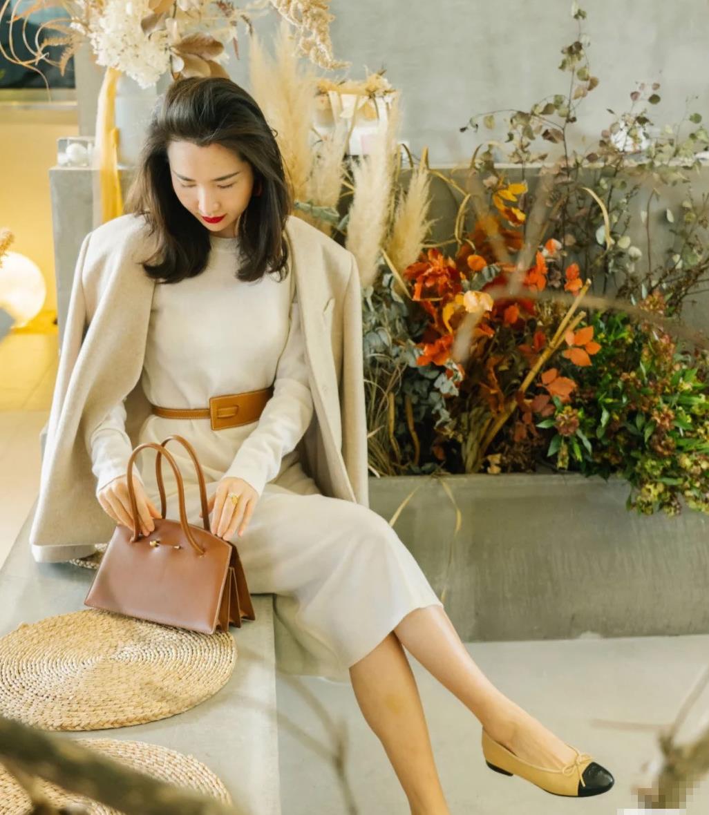 董花花懒理卖二手被嘲 晒照秀穿搭 珠光宝气傍身超贵气