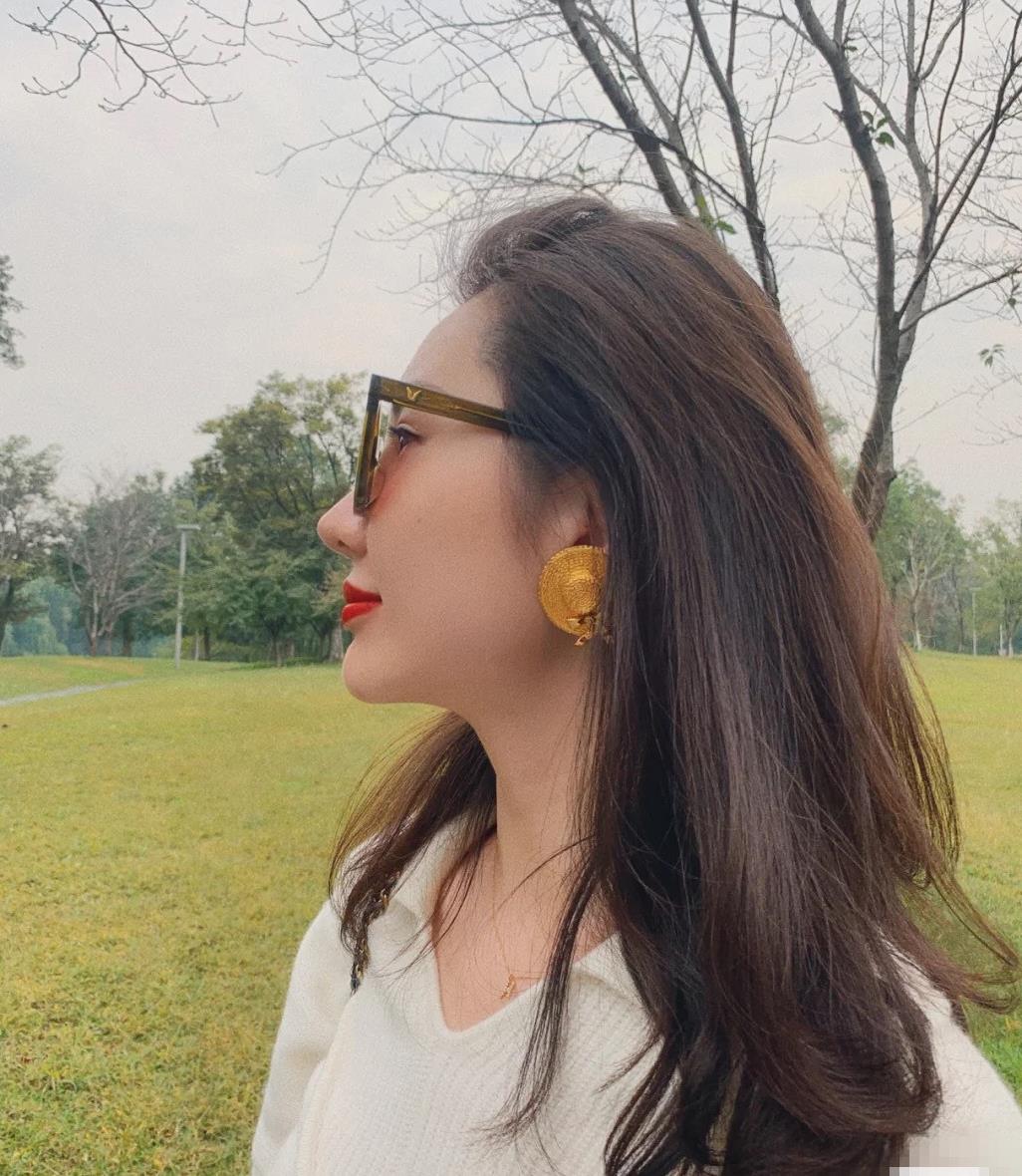 董花花旗下公司晒的董花花美照,照片中,董花花正歪着脑袋侧拍,长发