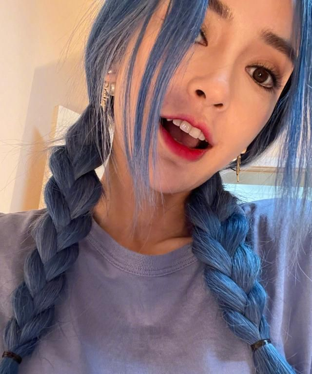 以往的染发造型都是风格多样,但是蓝色自身就带有一种深海气息,此次