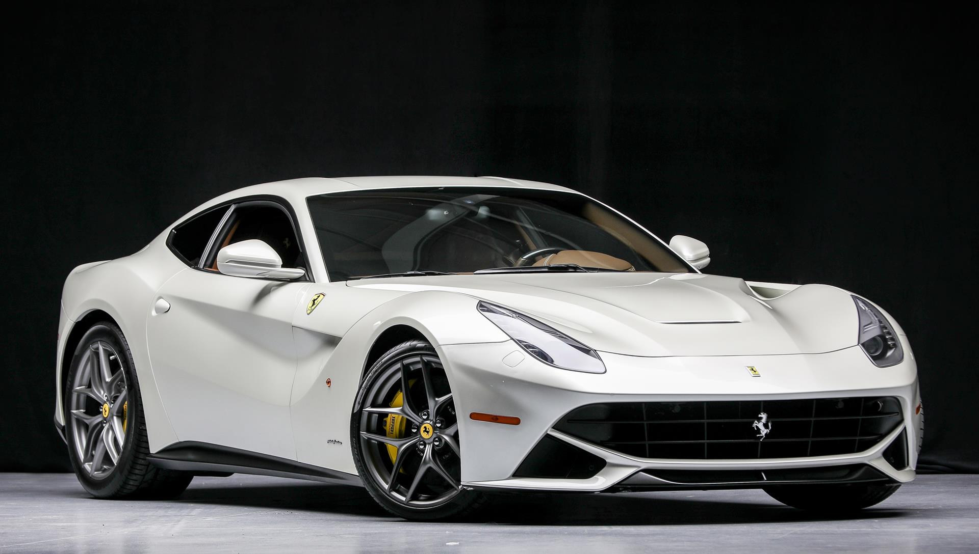 法拉利f12 berlinetta超跑,外观和性能仍不落伍