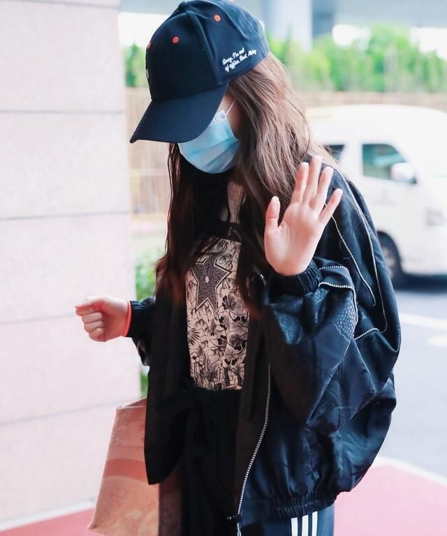 angelababy长相太美艳穿运动服也这么好看戴口罩才注意到身材