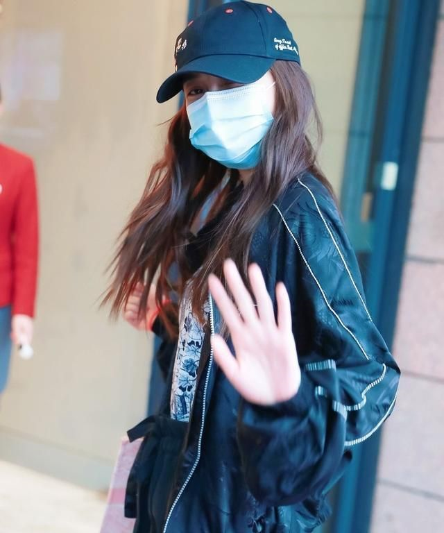 angelababy长相太美艳穿运动服也这么好看戴口罩才注意到身材