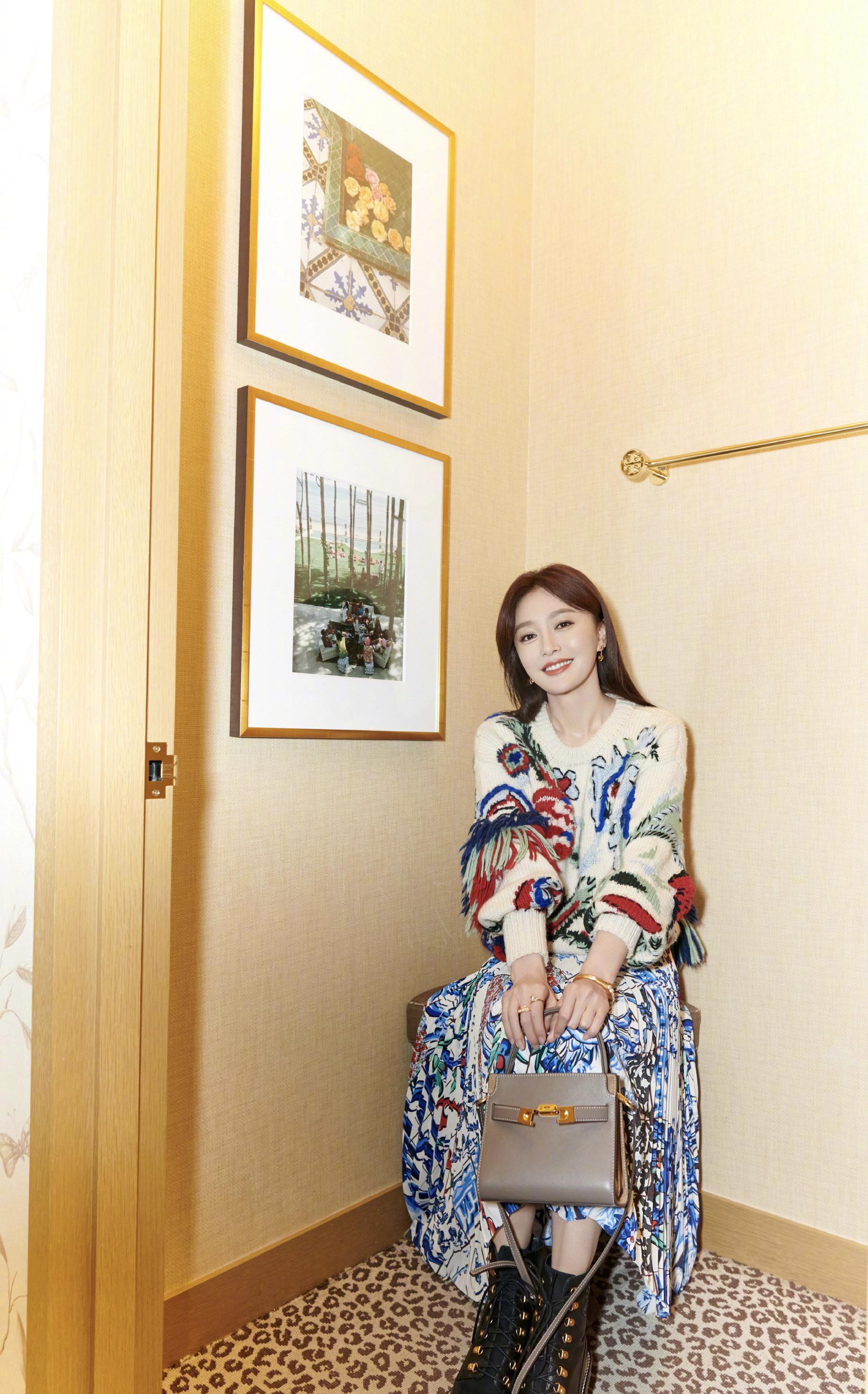 秦岚白色面包服清新减龄长发清丽少女这是41岁的状态吗