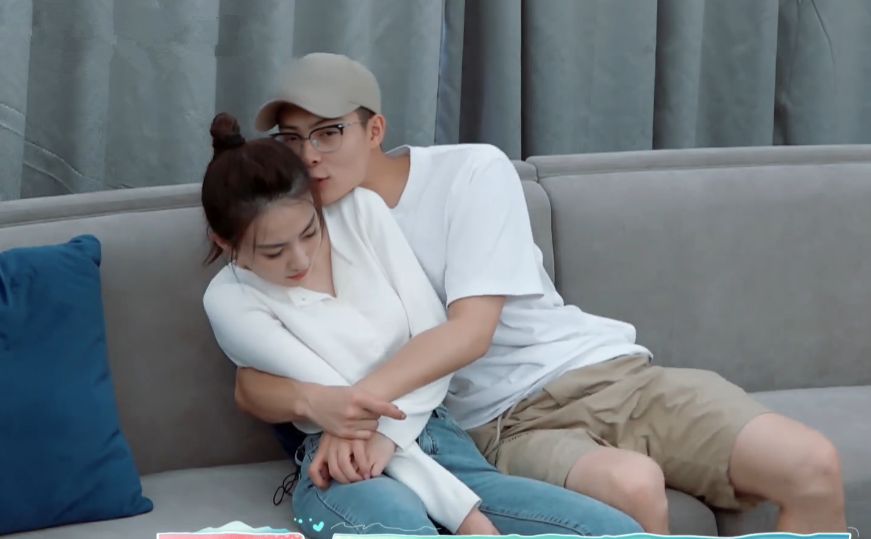 张铭恩把徐璐压在身下噘嘴亲她,徐璐却下意识躲避,网友:太真实