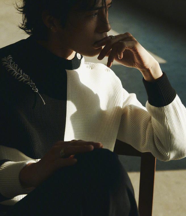 井柏然光影大片,黑白交错,凌乱发型男人味十足!