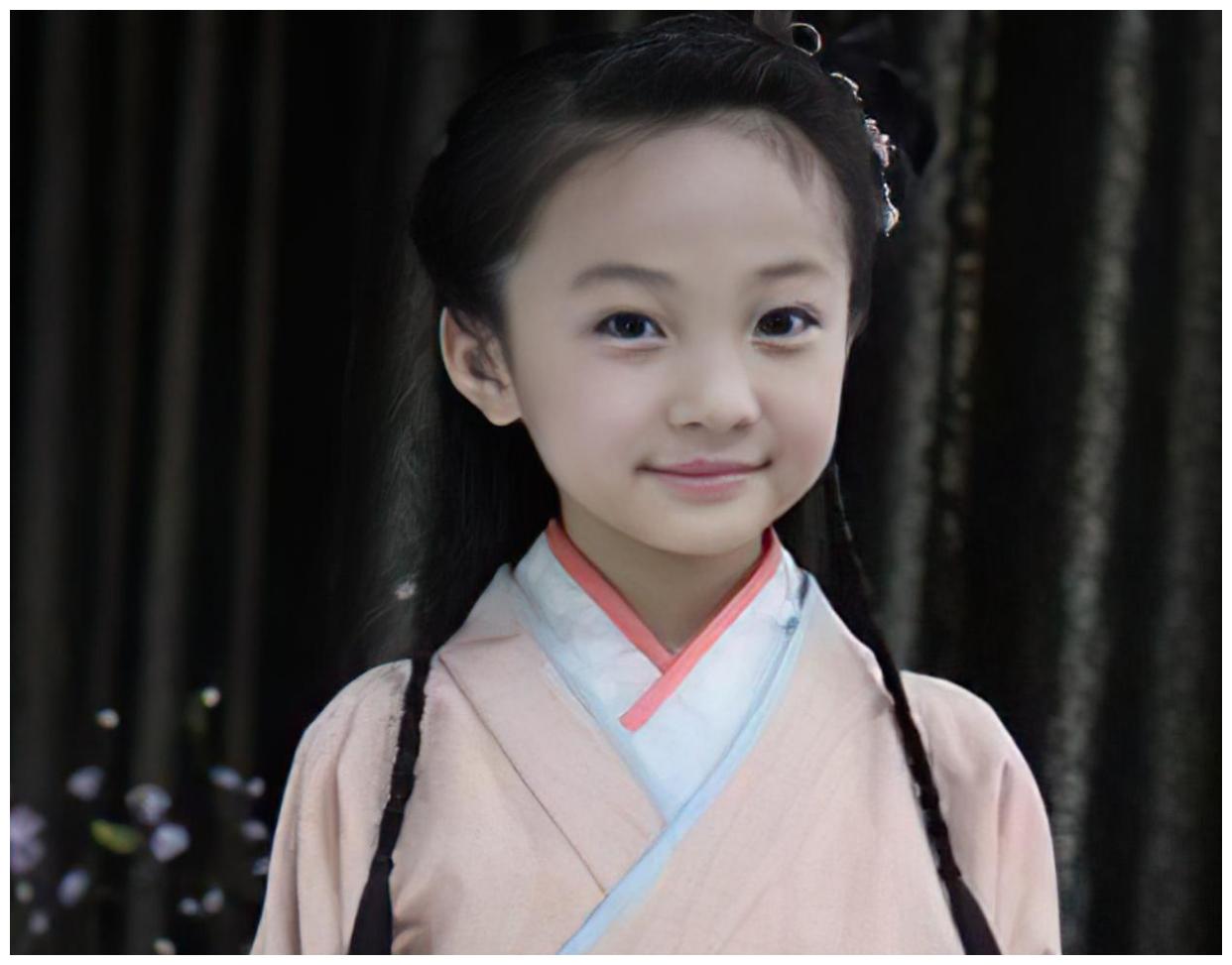 21岁的她有一张"娃娃脸",如今晒旗袍照,却被吐槽"臃肿"