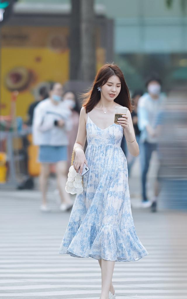 连衣裙尽显甜美风格,穿出女神气质,打造时尚潮流感