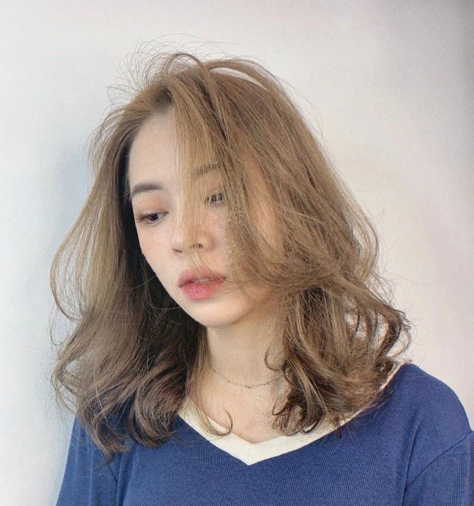 这款蓬松的大s型卷发搭配八字刘海,少女心十足搭配颜色更好看