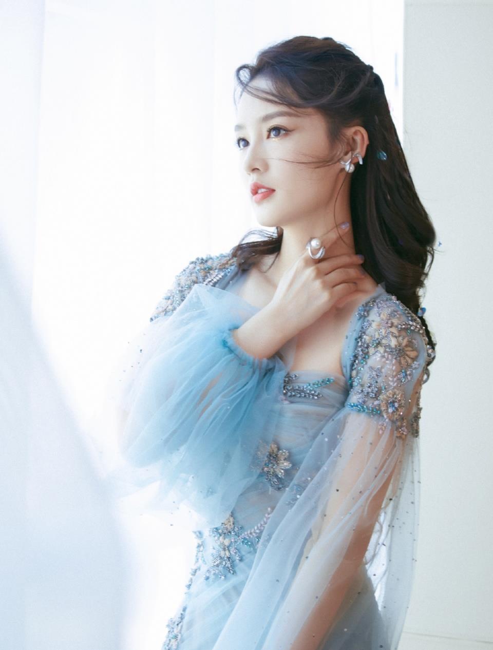 李沁这身穿搭好温柔蓝色薄纱连衣裙优雅灵动甜美精致又温婉