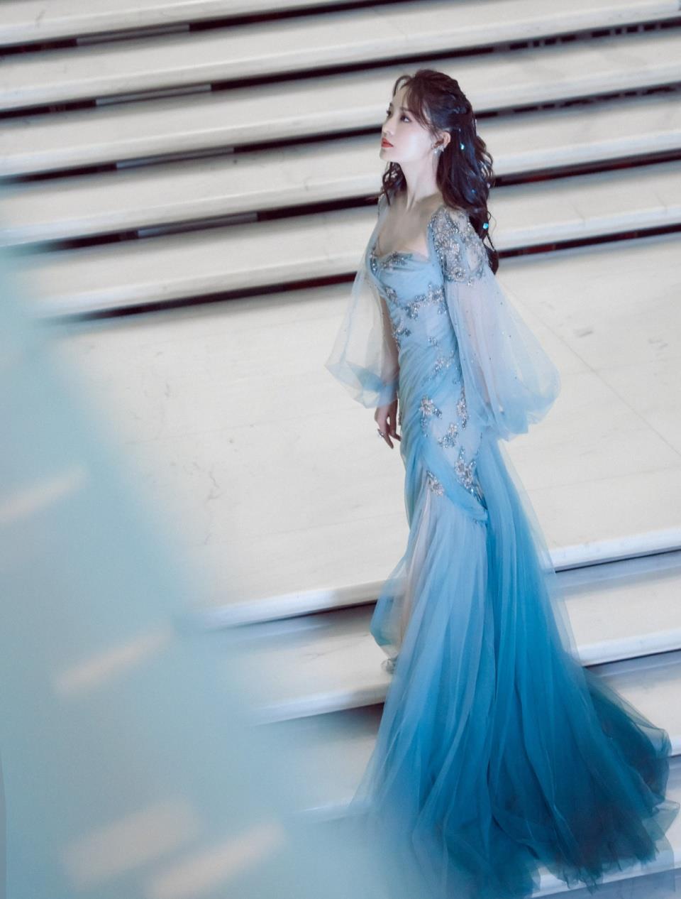 李沁这身穿搭好温柔蓝色薄纱连衣裙优雅灵动甜美精致又温婉