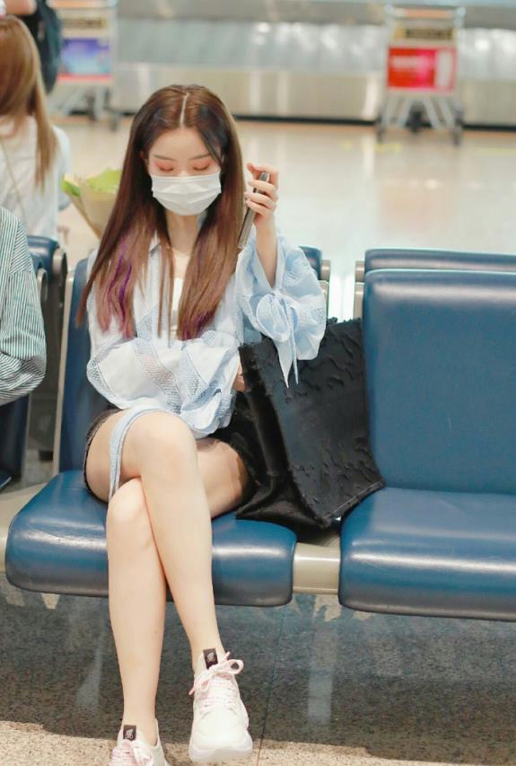 金句一姐陈卓璇身材超赞粉色外套配哪吒头真别致人群中的c位