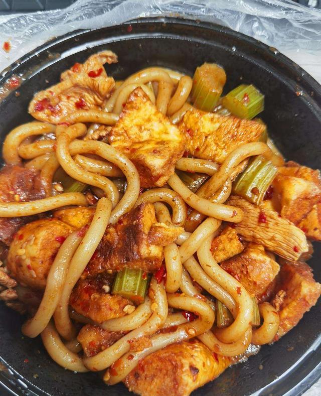 香辣过瘾的新疆炒米粉汤汁浓郁米粉劲道爱了