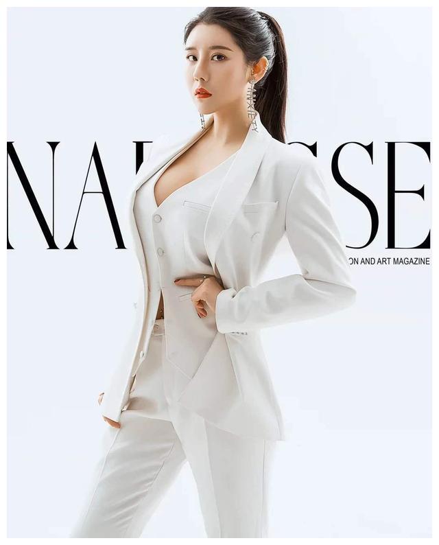 "中国卡戴珊"刘太阳,旗袍照惊现"括号臀",网友:这身材服了|卡戴珊