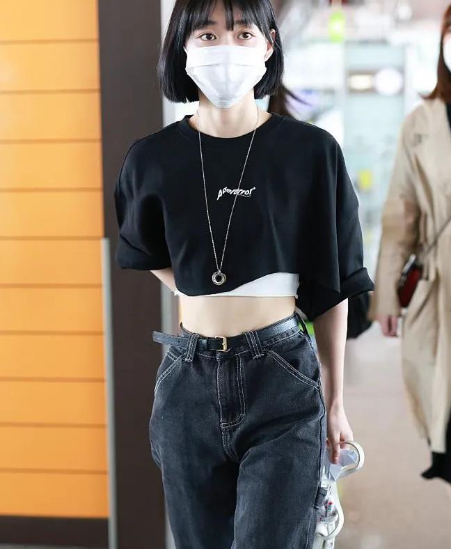 段奥娟这是瘦了多少穿露脐装配工装裤细腰紧实一点赘肉都没有