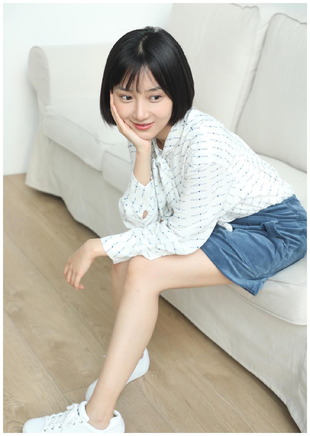 卜冠今曝光职场写真,穿剪刀领白衬衫出镜,配及肩短发清纯极了