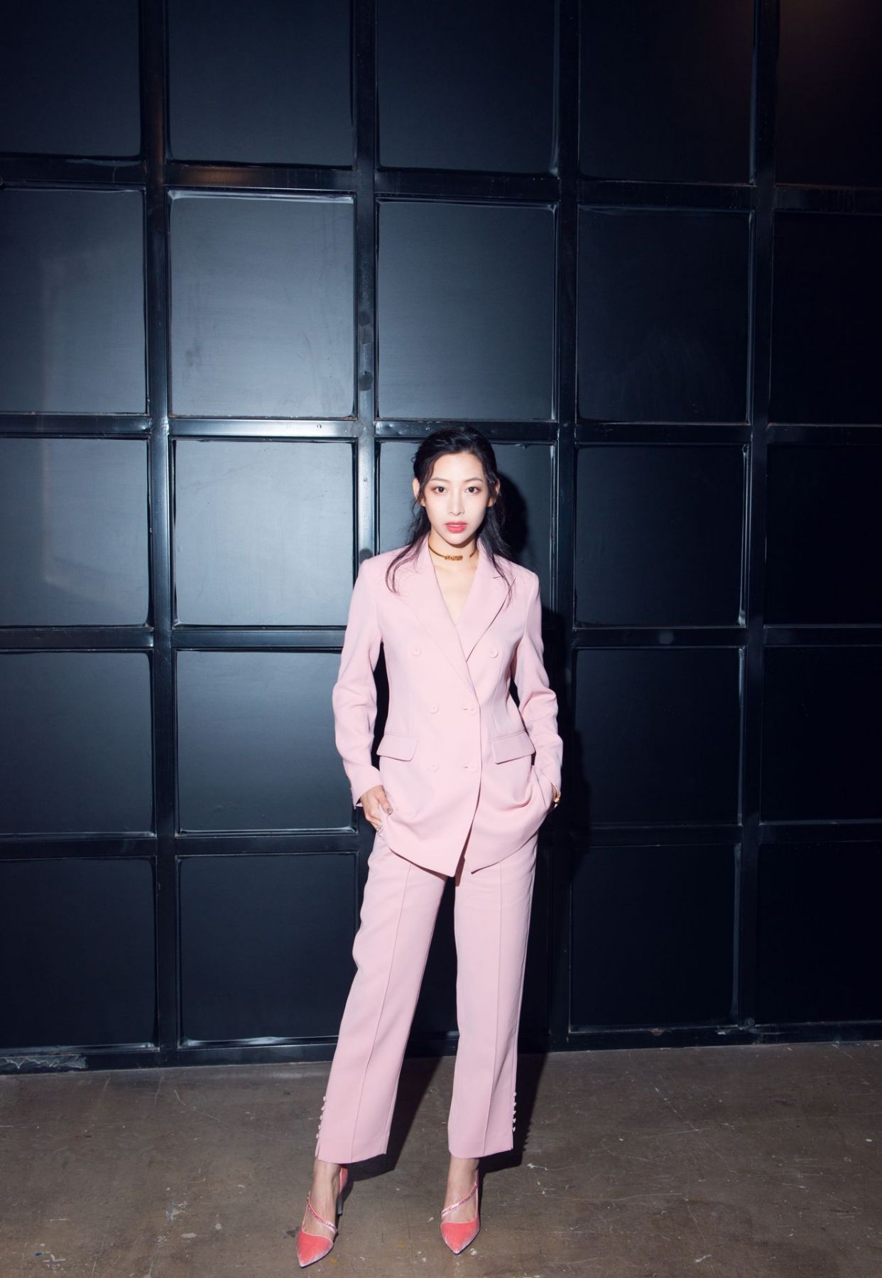 温雅作为主持人,玩起跨界来毫不含糊,特有气质_高清图集_新浪网