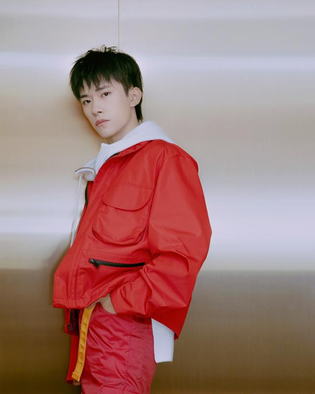 易烊千玺的时尚穿搭,气质在线的明朗大男孩!_高清图集_新浪网