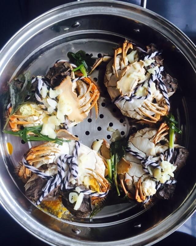 螃蟹要在放入锅里面蒸之前先把它用开水烫上一次,而且放在锅里面蒸的