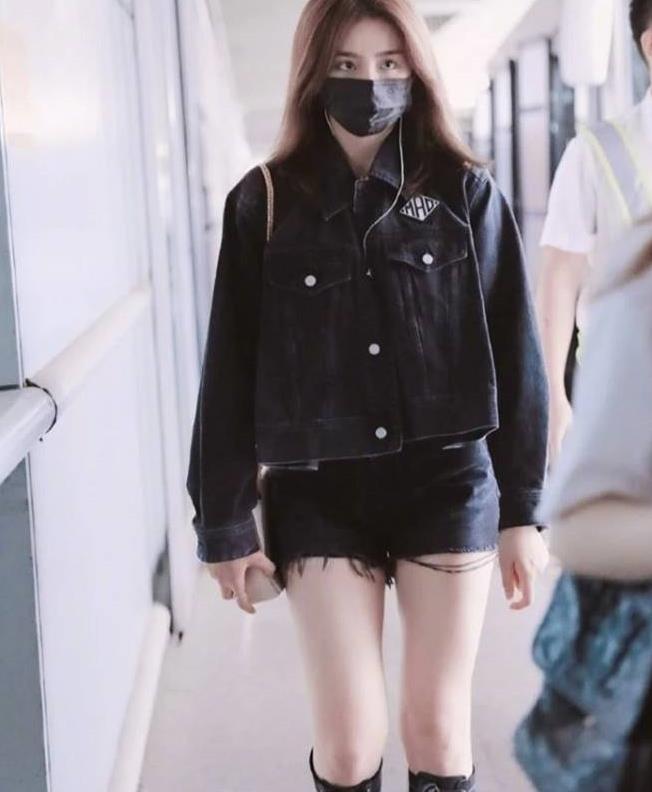 金子涵的私服穿搭全黑色系的牛仔外套搭配短裤任性露出大长腿
