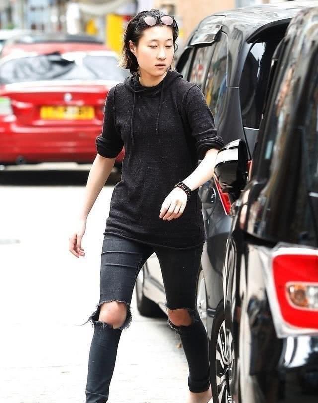 吴卓林比成龙差太多剪板寸头配破洞裤痞气十足完全不像爹