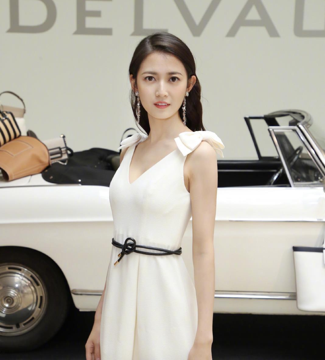 陈钰琪美出新高度,一袭"星空裙"巧露身材,微微一笑好少女__财经头条