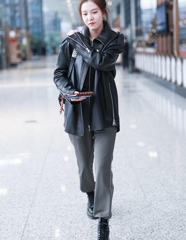 宋妍霏街拍:皮衣混搭运动裤马丁靴 prada铆钉包街头机车风