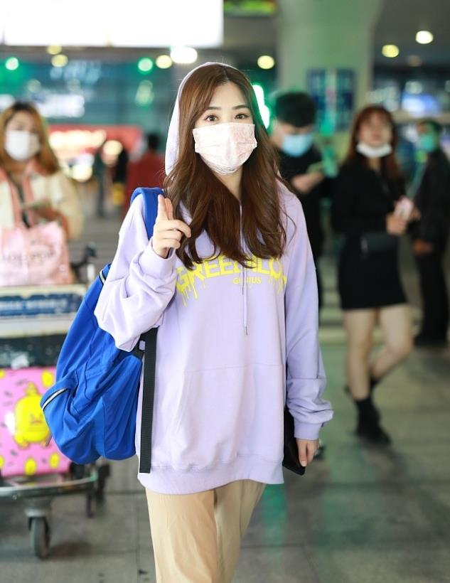 张含韵街拍:香芋紫帽衫converse帆布鞋甜美娇俏