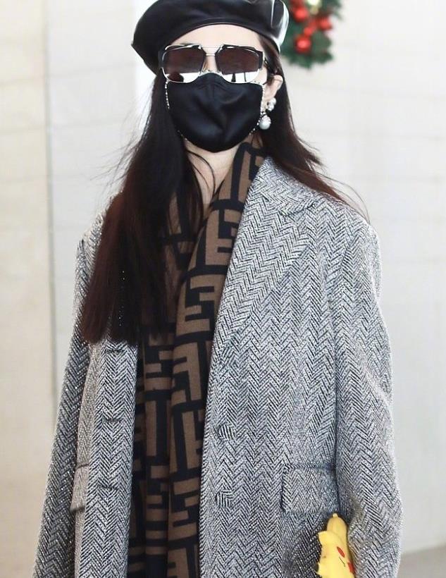 灰色大衣搭配贝雷帽,皮肤白到发光|贝雷帽|大衣|范冰冰_新浪新闻