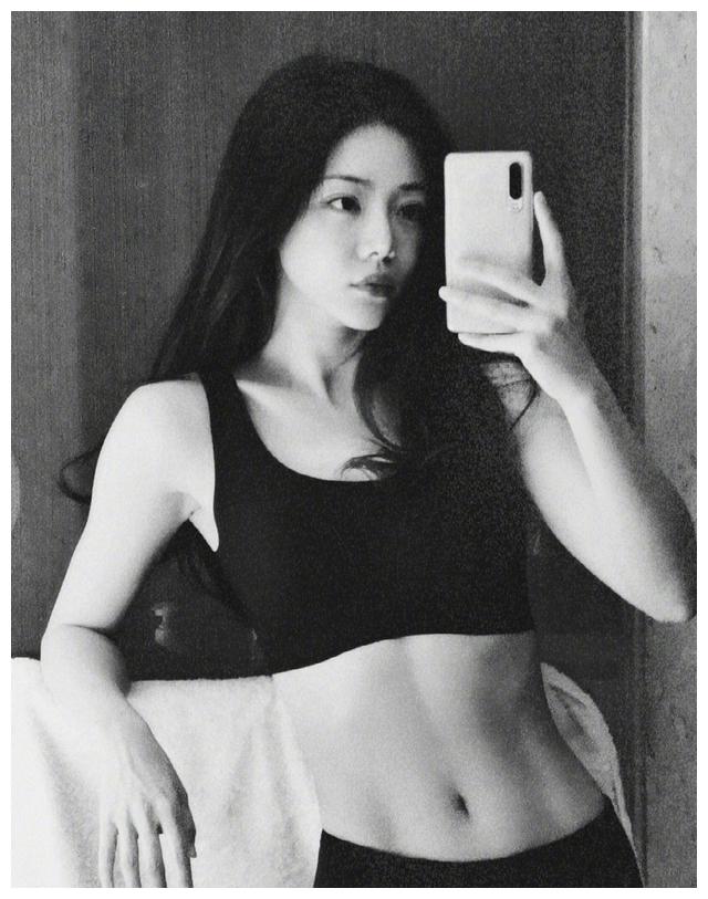 孟美岐夹娃娃大获成功,杨超越上演"制服杀",邓家佳大秀马甲线