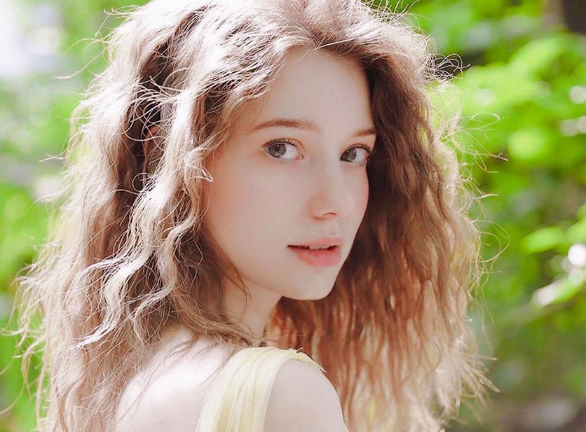 最美混血儿太会穿,淡妆像天使,浓妆神似赫本!