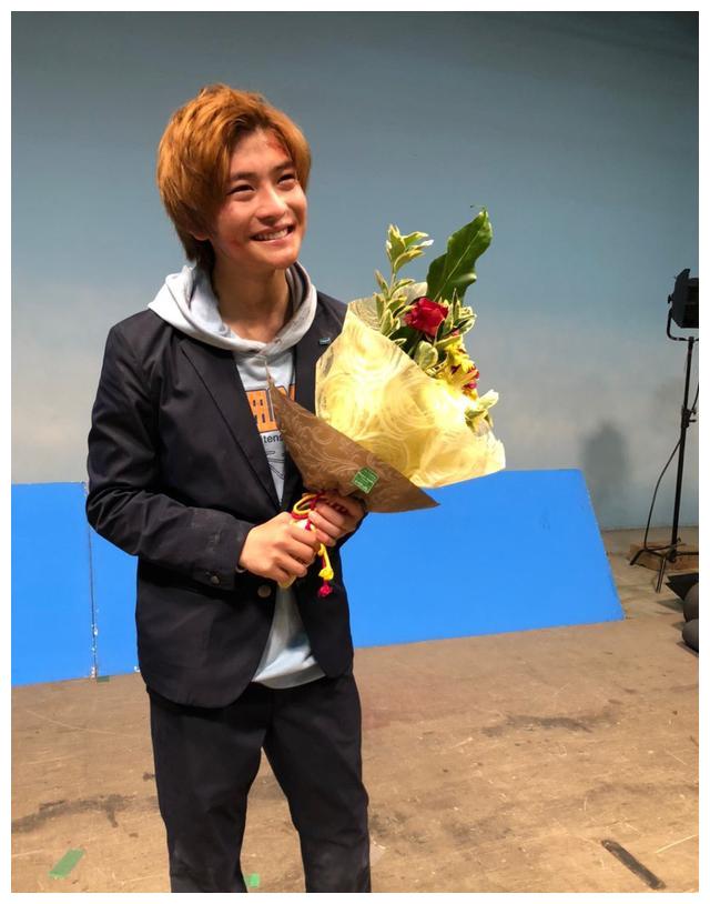 假面骑士01正式完结演员杀青收花图汇总粉丝真的太辛苦演员了