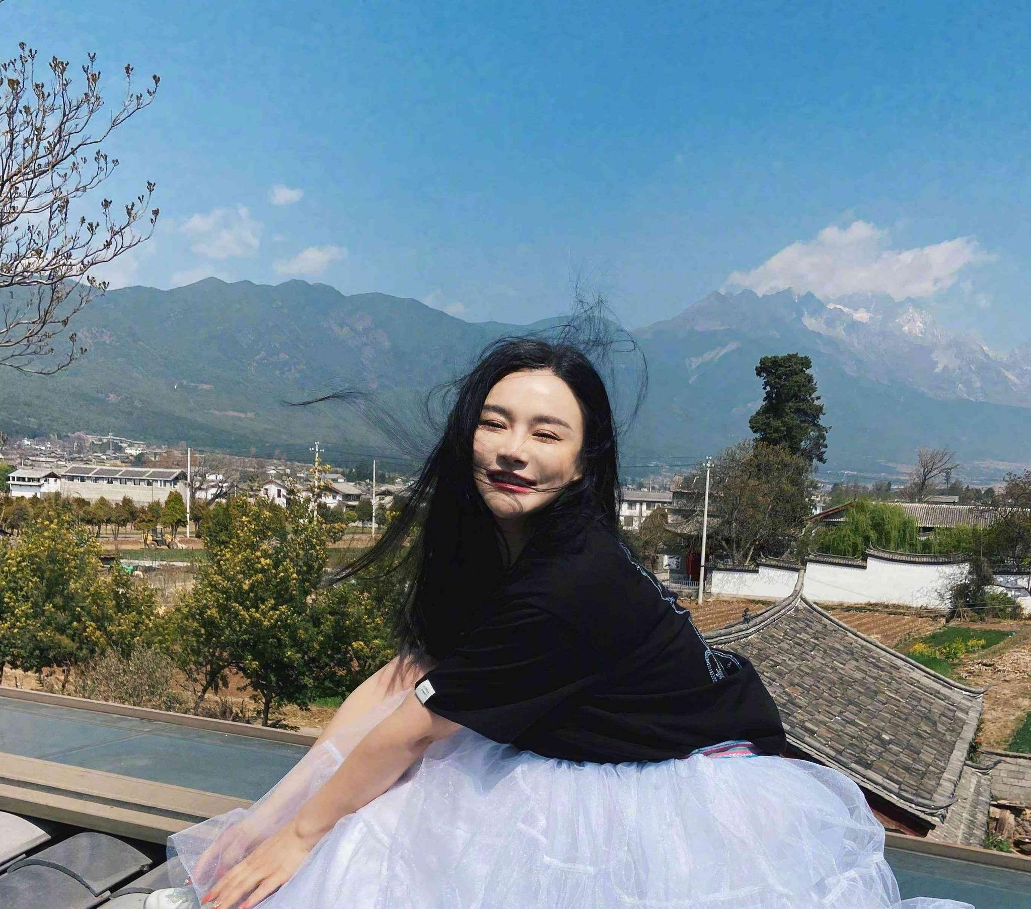 冉莹颖机场秀印花连体裤舒适简约大v领设计显瘦又显锁骨