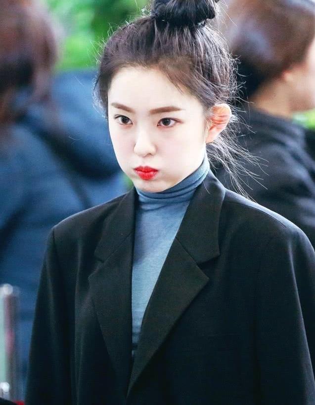 裴珠泫现身机场,穿黑色西装时尚个性,扎丸子头青春又俏皮!