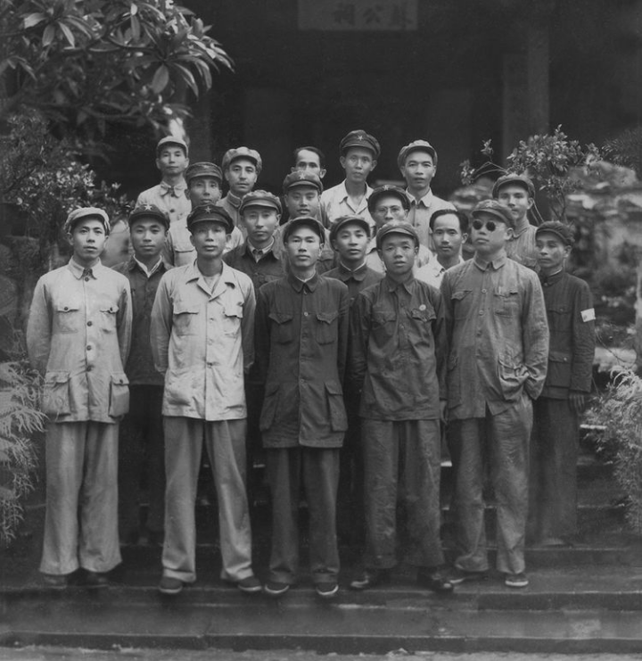 海南岛成功解放后参战双方高级将领合影留念站在c位的是谁