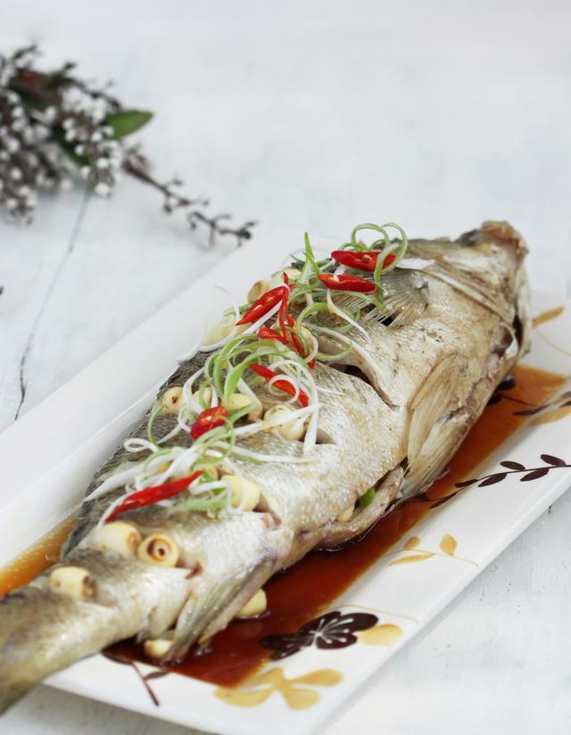 清蒸鱼时,放盐还是放生抽?