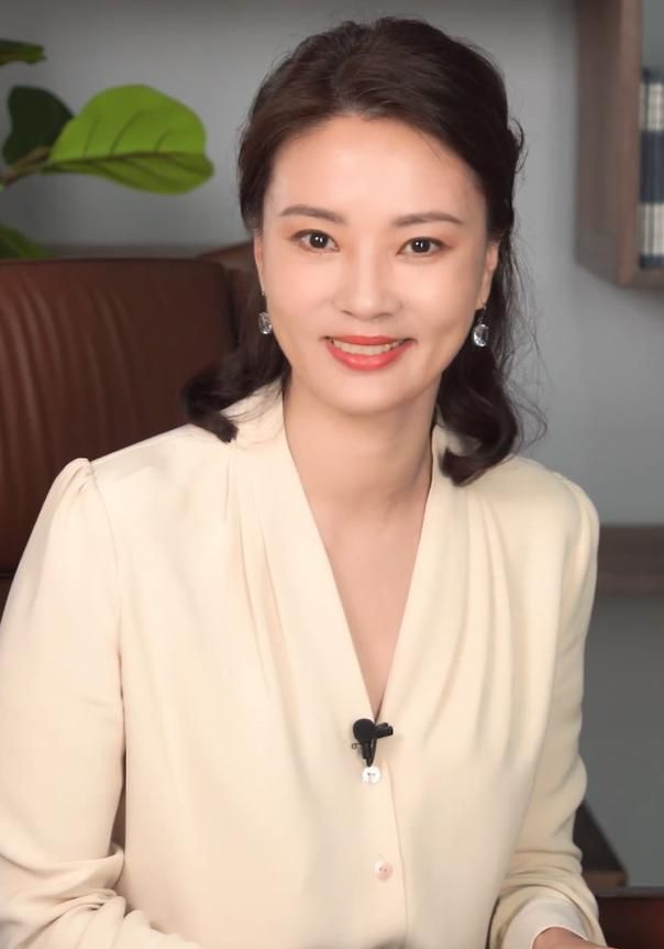 43岁刘芳菲终于换发型,半扎马尾优雅减龄,穿衬衣配半裙气质好绝_高清