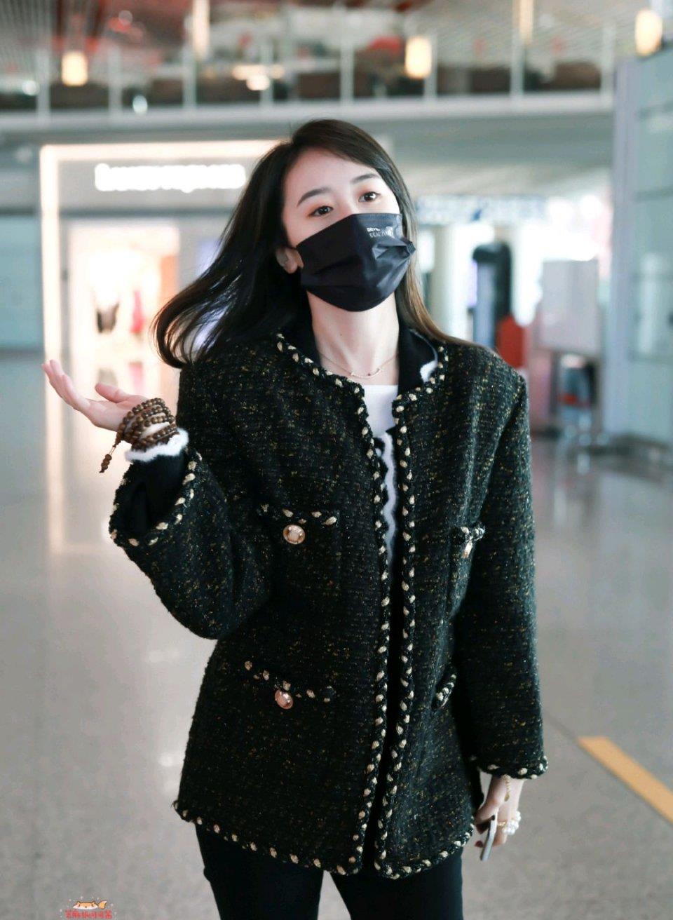 袁冰妍穿搭有一套小香风外套搭波浪翻领毛衣俏皮甜美太美