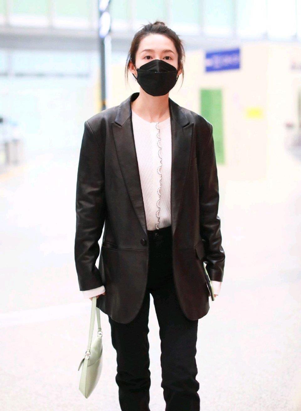 李沁又帅出新高度黑色皮质西装配黑色牛仔裤潇洒不羁帅气十足