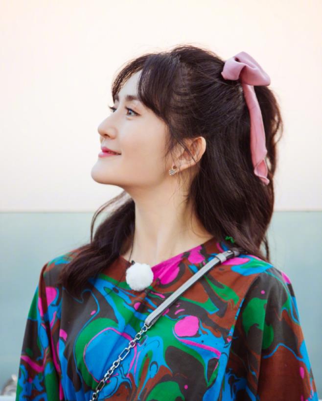 谢娜丢掉土气穿搭少女感就回来了穿粉色连衣裙配减龄编发好嫩