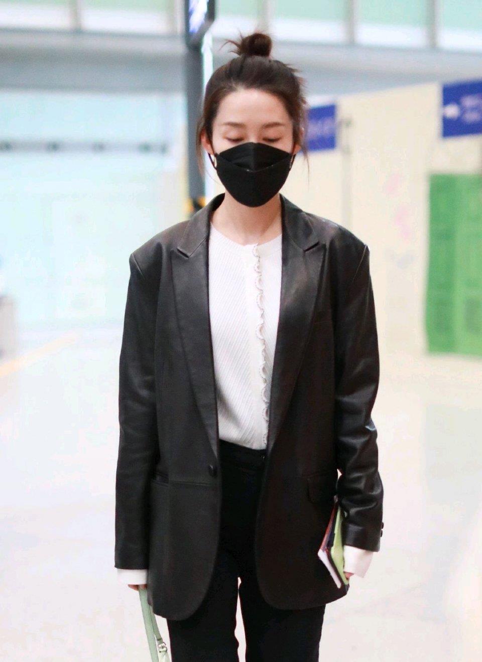 李沁又帅出新高度黑色皮质西装配黑色牛仔裤潇洒不羁帅气十足