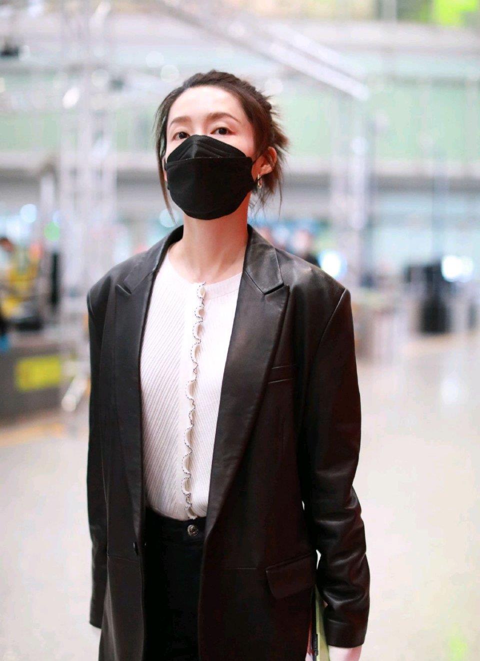 李沁又帅出新高度黑色皮质西装配黑色牛仔裤潇洒不羁帅气十足